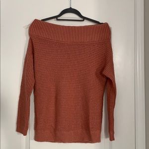 Express of the shoulder sweater